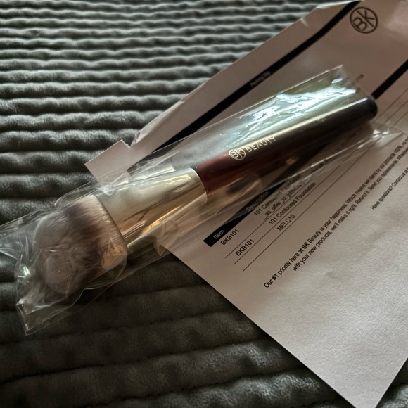 BK Beauty 101 contoured foundation brush - Picture 3 of 3